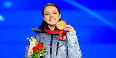 Российские фигуристки Анна Щербакова и Александра Трусова награждены золотой и серебряной медалью соответственно по итогам личного турнира на Олимпиаде в Пекине. Торжественная церемония прошла на объекте «Медал плаза». Третья российская фигуристка, Камила Валиева, лидировавшая после короткой программы в личных соревнованиях, стала четвертой