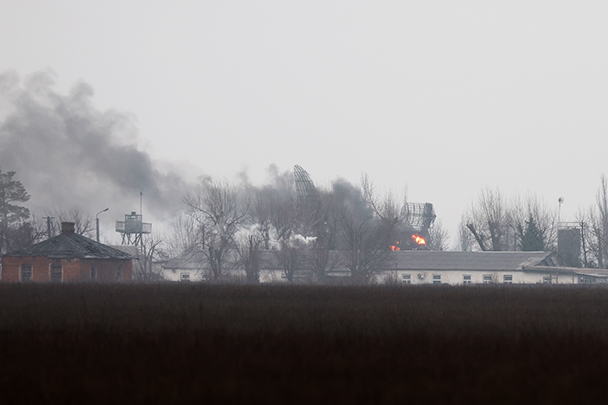 В первые часы спецоперации СМИ сообщили о взрывах на военных складах 92-й бригады ВСУ в Харькове, на стационарных комплексах ПВО Украины в Одессе, на военных объектах вблизи Мариуполя