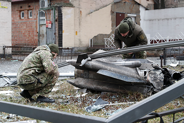 Обломки противорадиолокационной ракеты Х-31П на одной из улиц Киева. Судя по всему, ее успела перехватить украинская ПВО до своего уничтожения