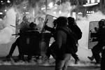 В Ренне, Тулузе и Париже сотни протестующих вступали в стычки с полицией 
&#160;(фото: Jerome Gilles/NurPhoto/REUTERS)