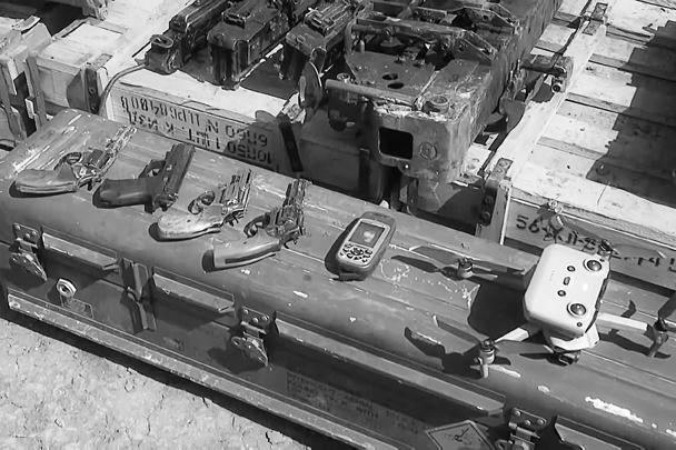 На территории склада обнаружены сотни ящиков с боеприпасами, дроны, пулеметы, пистолеты, автоматы, винтовки старого образца и средства связи