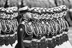 Прохождение по Красной площади сборного женского батальона из нескольких военных вузов стало уже традицией&#160;(фото: Сергей Савостьянов/ТАСС)