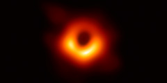 Ученые из международной группы EHT (более 300 исследователей из 80 институтов по всему миру) опубликовали первое в истории фото сверхмассивной черной дыры Стрелец A* (она в 4,3 млн раз тяжелее Солнца) в центре нашей галактики Млечный Путь – на расстоянии 27 тыс. световых лет от Земли