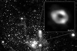 Хотя мы не можем видеть саму черную дыру, потому что она совершенно темная, ее выдает светящийся газ вокруг и темная центральная область. Ученые используют новые данные для проверки моделей поведения газа вокруг сверхмассивных черных дыр, этот процесс играет ключевую роль в формировании галактик&#160;(фото: X-ray: NASA/CXC/SAO; IR: NASA/HST/STScI. Inset: Radio (EHT Collaboration))