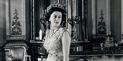 В четверг на 97-м году жизни скончалась королева Великобритании Елизавета II. Она стала старейшим монархом в истории страны и первой отметила 70-летний платиновый юбилей пребывания на престоле. По сообщению пресс-службы Букингемского дворца, «королева мирно скончалась в резиденции в Балморале – шотландском замке на берегу реки Ди