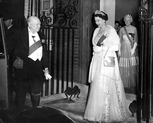 Вспоминая о теплых дружеских отношениях тогдашнего премьер-министра Великобритании Уинстона Черчилля с Елизаветой II, близкие политика вспоминают, что «королева очень быстро пленила его, он попал под ее чары. Он сразу почувствовал ее огромное чувство долга перед страной и с нетерпением ждал встреч с молодым монархом»