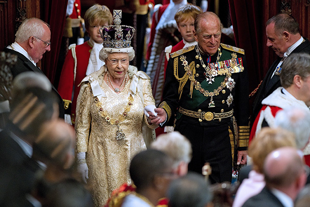 В мае 2010 года Елизавета II обратилась к Палате лордов на государственном открытии парламента в Вестминстере в Лондоне. Королеву сопровождал муж – принц Филипп, герцог Эдинбургский