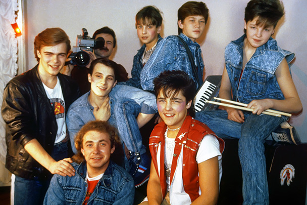 28 декабря 1986 года состоялось первое выступление группы «Ласковый май». Следующие 2 года группа с успехом выступала на дискотеках и в местном ДК, тогда же были записаны главные хиты коллектива
