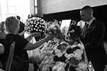 Многие пришли на кладбище с букетами белых роз, траурный зал усыпан цветами&#160;(фото: Владимир Гердо/ТАСС)