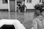 Многие жители не могут выйти из своих домов и вынуждены ждать спада уровня воды&#160;(фото: пресс-служба МЧС по Республике Крым/РИА Новости)