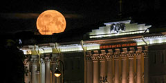 Луна над зданием Конституционного суда РФ
