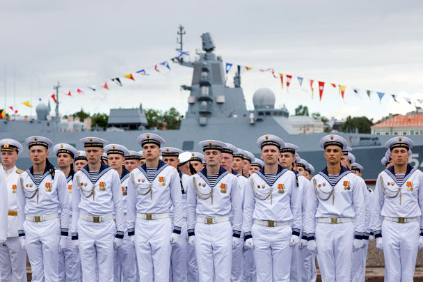 Президент поблагодарил действующих матросов и офицеров за мужество, отвагу, преданность отчизне и народу, поздравив их и всех россиян с Днем Военно-морского флота 