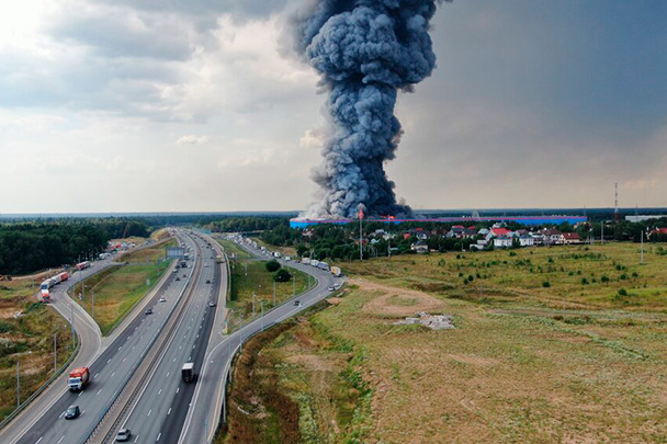 Пожар на складе Ozon в селе Петровское Истринского района Московской области начался 3 августа около 12:30. По одной из версий, источник возгорания находился в отдельном блоке оформления заказов