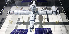 Ракетно-космическая корпорация «Энергия» (РКК, входит в Роскосмос) впервые показала макет перспективной Российской орбитальной станции на форуме «Армия-2022». На макете также виден пристыкованный перспективный корабль «Орел», а также корабли «Союз» и «Прогресс»
