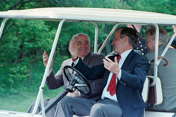 Горбачев несколько раз встречался с Джорджем Бушем. С их участием состоялось семь официальных саммитов, некоторые из них завершились подписанием Договора о ликвидации ракет средней и меньшей дальности (ДРСМД), Договором об обычных вооружения в Европе и Договором о сокращении стратегических наступательных вооружений (СНВ-1)