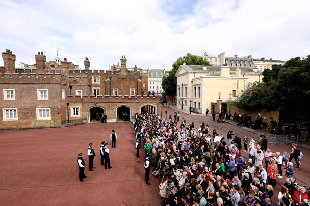 Не многие из рядовых граждан были допущены в монастырский двор, чтобы стать свидетелями провозглашения короля Карла III в Сент-Джеймсском дворце в центре Лондона