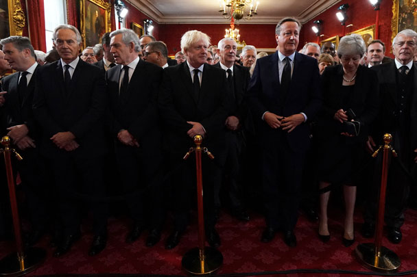 Среди почетных гостей в тронном зале Сент-Джеймсского дворца находились бывшие премьер-министры Великобритании, чтобы поприветствовать нового короля