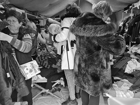 Пункт временного размещения «Вираж», Белгород. Бесплатная раздача одежды беженцам