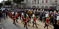 В Лондоне прошли похороны королевы Соединенного Королевства Елизаветы II, умершей 8 сентября в возрасте 96 лет. После государственной панихиды в Вестминстерском аббатстве катафалк направился через центр британской столицы в Виндзорский замок.