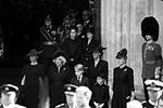 Меган – герцогиня Сассекская, королева Камилла, принц Джордж, принцесса Шарлотта, Кэтрин – принцесса Уэльская, Софи – графиня Уэссекская, принцесса Беатрис и другие стоят у входа в Вестминстерское аббатство&#160;(фото: REUTERS/Hannah McKay)