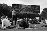 Люди смотрят похороны британской королевы на большом экране в Холируд-парке, Эдинбург, Шотландия&#160;(фото: REUTERS/Russell Cheyne)