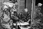 Многие жители Донецка воспользовались возможностью поучаствовать в референдуме прямо из дома&#160;(фото: РИА Новости)