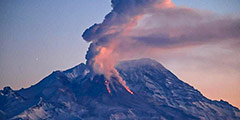Шивелуч – один из наиболее крупных вулканов Камчатки, стал чрезвычайно активным. Это говорит о подготовке к мощному извержению, уверены вулканологи и сейсмологи. Ученые рекомендуют не приближаться к вулкану на расстояние ближе 15 километров