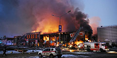 В пятницу утром в здании ТЦ «Мега Химки» к северу от Москвы начался масштабный пожар. Позже в горящем здании произошло обрушение конструкций. Среди возможных причин пожара названы поджог и короткое замыкание. Известно как минимум об одном погибшем