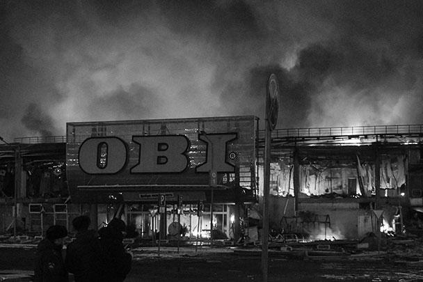 Пожар начался в магазине OBI. Он полностью разрушен. Характер повреждений остальной части ТЦ пока неизвестен