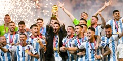 Футбольный чемпионат мира в Катаре завершился триумфом сборной Аргентины. Лионель Месси поднял над головой Кубок мира и стал вровень с другим аргентинцем Диего Марадоной. В финале, который уже называют лучшим в истории, аргентинцы одолели предыдущего чемпиона – сборную Франции 