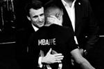Президент Франции, второй раз подряд посетивший финал ЧМ (предыдущий, напомним, прошел в Москве), утешает Мбаппе&#160;(фото: Global Look Press)