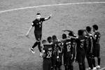Мбаппе приветствует коллег по сборной в рамках серии пенальти &#160;(фото: Global Look Press)