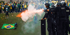 Сторонники экс-президента Бразилии Жаира Болсонару, протестующие с конца прошлого года против результатов выборов, захватили здание Конгресса в столице страны, городе Бразилиа. Полиция применила против погромщиков газ и шумовые гранаты