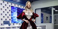 Анна Линникова, 22-летняя жительница Оренбурга, прошла в финал 71-го конкурса «Мисс Вселенная», который состоялся в Новом Орлеане. На одном из этапов состязания в США девушка представила платье, названное «Корона Российской империи»