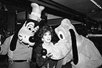 Джина Лоллобриджида была одной из тех европейских актрис, которых охотно приглашали в Голливуд. На фото – с мультипликационными «суперзвездами» на премьере диснеевского мультфильма «Лис и пес» в 1981 году&#160;(фото: Nancy Kaye/AP/ТАСС)