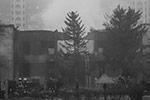 На месте крушения вертолета вспыхнул масштабный пожар. Также разрушен детский сад и здание школы &#160;(фото: REUTERS/Valentyn Ogirenko)