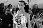 Канадская топ-модель Шалом Харлоу продефилировала по подиуму в леопардовом платье без бретелек&#160;(фото: Michel Euler/AP/ТАСС)