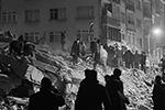 В Турции произошло мощное землетрясение, толчки от которого ощущались также в Сирии, Ливане, Иордании и Израиле. Зарегистрирована магнитуда 7,4. Землетрясение привело к большим разрушениям и унесло сотни человеческих жизней. Россия уже предложила помощь в ликвидации последствий бедствия&#160;(фото:  Depo Photos/Global Look Press)