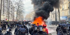 Во французской столице и в других городах республики в субботу прошла четвертая общенациональная демонстрация против пенсионной реформы. В общей сложности участниками акций протеста стали по меньшей мере 963 тыс. французов 