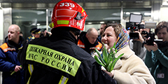 В преддверии Международного женского дня сотрудники МЧС в московском метро провели поздравительную акцию для прекрасных дам