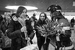 Мужчины в форме дарили тюльпаны представительницам прекрасной половины человечества&#160;(фото: Новосильцев Артур/Агентство «Москва»)