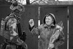 Жительница Луганской области крестит российского военного, приехавшего поздравить ее с 8 Марта&#160;(фото: Евгений Биятов/РИА Новости)