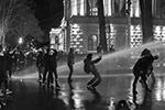 Также против протестующих применялись водометы. Однако демонстранты отказывались покидать улицы&#160;(фото: Nicolo Vincenzo Malvestuto/ТАСС)