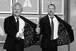 Иллюстратор Чарли Маккизи и продюсер Мэттью Фрейд (слева направо) – лауреаты премии «Лучший короткометражный анимационный фильм» за свою работу «Мальчик, крот, лис и лошадь»&#160;(фото: Jordan Strauss/Invision/AP/ТАСС)