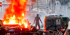 Матч Лиги чемпионов с участием итальянского клуба «Наполи» и немецкого «Айнтрахта» в Неаполе обернулся массовыми беспорядками с участием фанатов. Околофутбольщики дрались с полицией, громили магазины и поджигали машины
