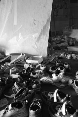 Детская обувь в разрушенном ТЦ в Мариуполе