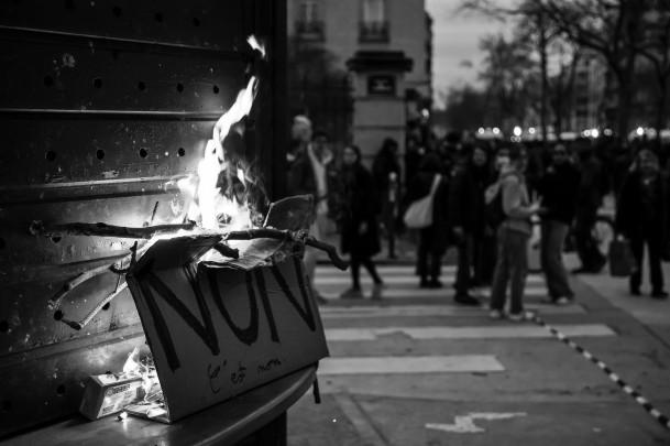 В Париже протестующие жгут покрышки на улицах. Также в столице к забастовке присоединились сборщики мусора. На улицах Парижа скопилось около 10 тыс. тонн мусора. Сборщики уже объявили, что продлили протест до понедельника