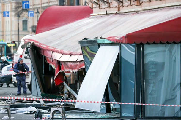 В результате взрыва произошло обрушение фасадного остекления кафе «Стрит-бар» на площади 15 кв. метров