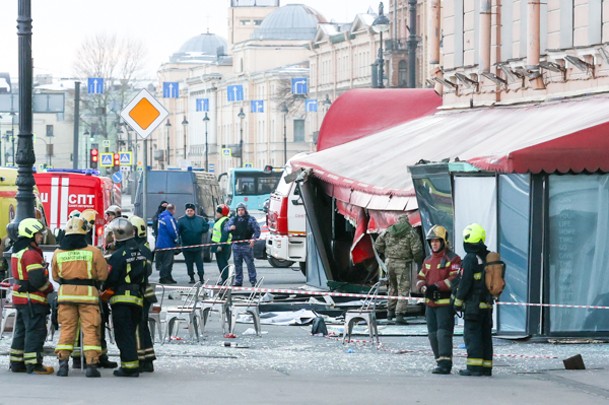 Как сообщили в правоохранительных органах, мощность взрывного устройства в кафе «Стрит-бар» в Петербурге составила более 200 граммов тротила
