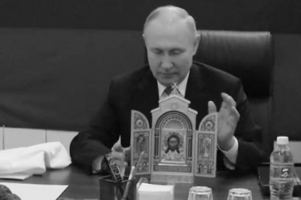 Глава государства поздравил военнослужащих с праздником Пасхи и передал им в дар копию иконы, которая принадлежала, как он подчеркнул, «одному из наиболее успешных министров обороны Российской империи». Святыня представляет собой икону-складень с образом Спаса Нерукотворного